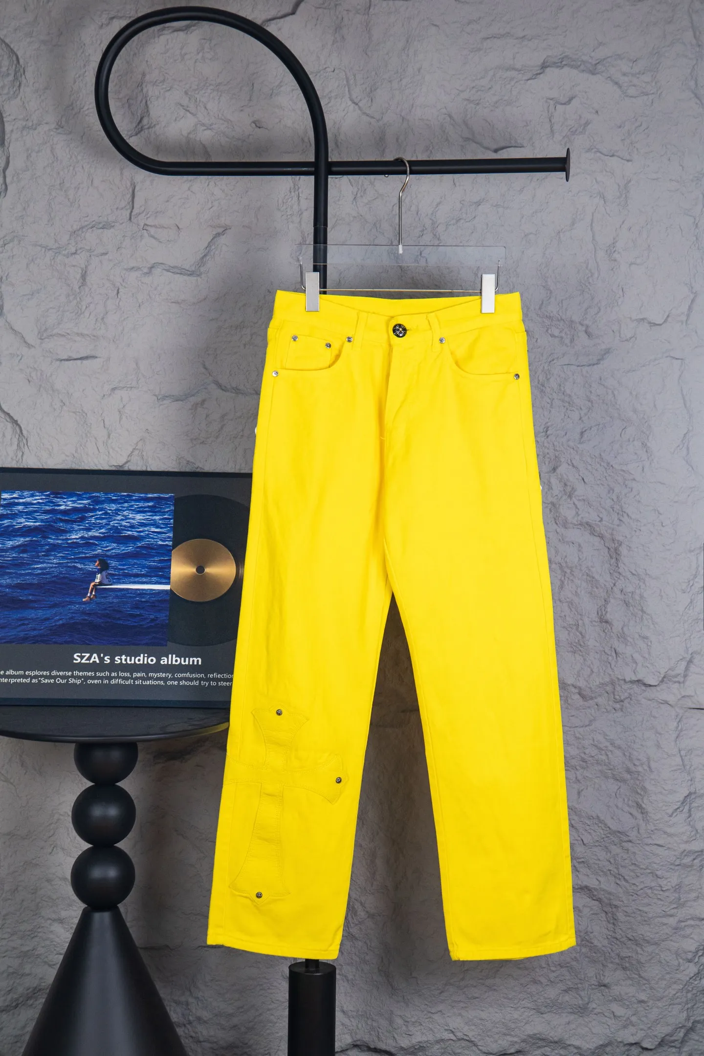 P290 top version CH Chromehearts 2025 new Paris-limited yellow large cross jeans, top ceiling quality, styles with different wash textures, very friendly to people with thin legs and thick legs, straight and loose version very flattering leg shape, timeless moderate length, easy to match with casual, basic styling for various styles, a must-have in the wardrobe! The fabric is stiff but also makes the upper body soft without losing texture. The washing process is even more perfect. It is a must-have item for everyone! ! ! Washed wheat, hang tag, pants label, three complete labels, color: yellow, size: 28, 30, 32, 34